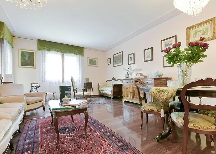 Queen Home Isabel